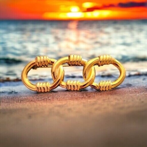 Vintage Goldtone Three Circle Loop Link Rope Chain Brooch Pin - Picture 1 of 6